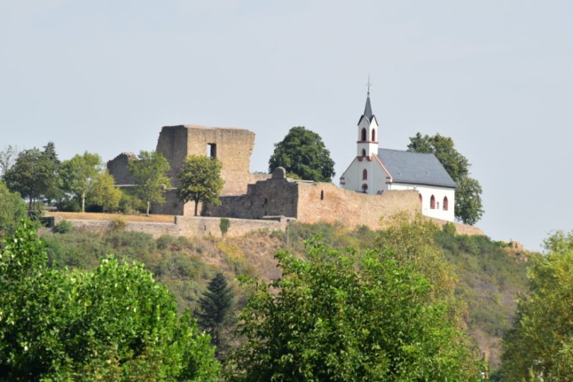Ruine Neu Bamburg und Kirche